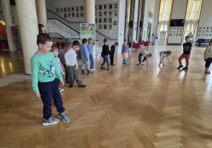 Dzieci uczą się kroków baletu na foyer