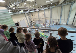 Dzieci oglądają salę, w której powstają dekoracje teatralne