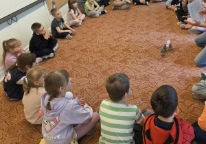 Dzieci słuchają ciekawostek dotyczących ceramiki