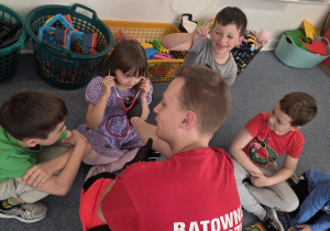 Dziewczynka przez stetoskop słucha bicia swojego serca