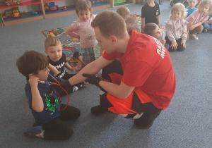 Dzieci poznają, do czego służy stetoskop