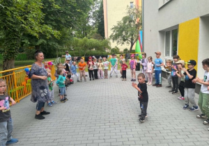 Dzieci tańczą wg wskazówek nauczycielki