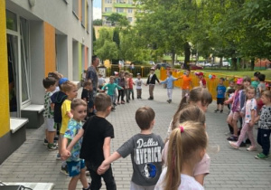 Dzieci podczas zabawy taneczno-ruchowej