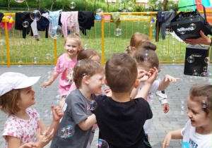 Dzieci i bańki mydlane