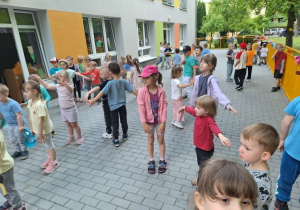 Dzieci podczas zabawy ruchowej