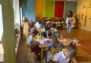 Dzieci uzupełniają książeczki