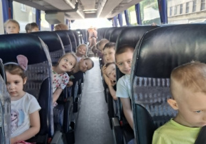 Grupa dzieci siedzi w autokarze