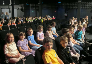 Dzieci na widowni teatru