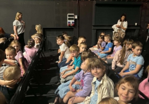 Dzieci na widowni teatru