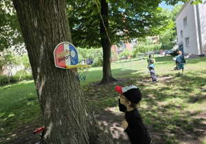 Chłopiec celuje piłką