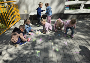 Dzieci malują kredami