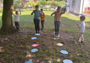 Dzieci podczas zabaw sportowych