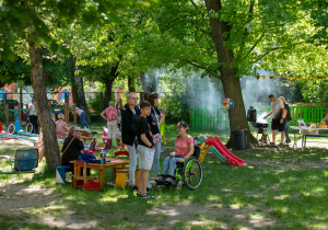 Grupa osób w ogrodzie przedszkolnym