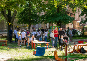 Dzieci i rodzice w ogrodzie przedszkolnym