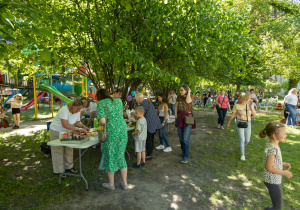 Stoisko z ciastem i kupujący