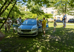 Dzieci, dorośli i wóz policyjny