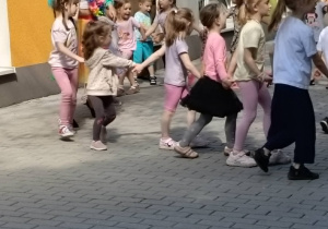 Dzieci i animatorka podczas zabaw