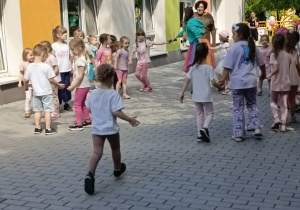 Dzieci i animatorka podczas zabaw