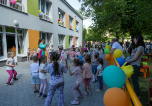 Dzieci i animatorka podczas zabaw
