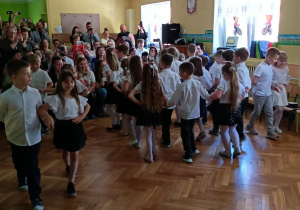 Dzieci tańczą poloneza