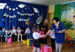 Dziewczynka podaje dłoń pani
