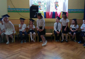 Grupa dzieci w biretach