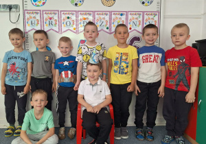 Chłopcy pozują do zdjęcia z Damianem
