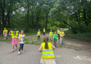 Dzieci podczas zabawy w parku