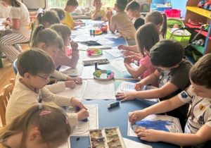 Dzieci podczas wykonywania pracy plastycznej