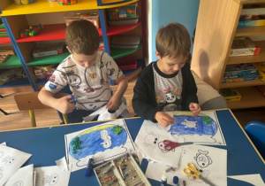 Dzieci podczas wykonywania pracy plastycznej