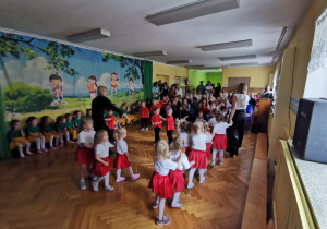Dzieci występują przed rodzicami