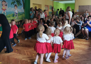 Dzieci występują przed rodzicami