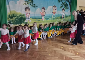 Dzieci występują przed rodzicami