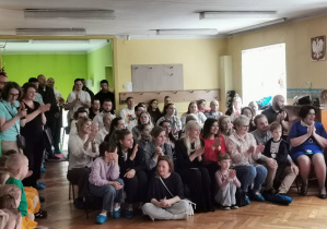 Widownia podziwia występ maluszków