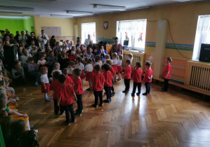Dzieci występują przed rodzicami