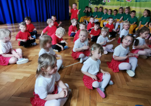 Dzieci występują przed rodzicami