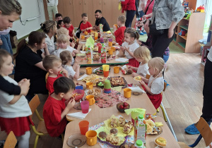 Dzieci spożywają przygotowany poczęstunek