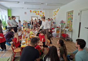 Dzieci spożywają przygotowany poczęstunek
