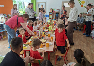 Dzieci spożywają przygotowany poczęstunek