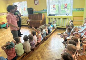 Muzycy i grupa dzieci
