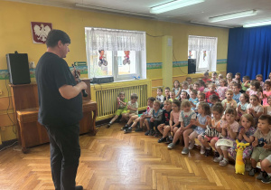 Muzyk z obojem i grupa dzieci