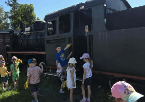 Dzieci oglądają zabytkowe kolejki