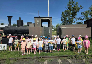 Dzieci pozują do zdjęcia
