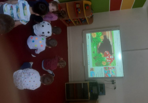Dzieci oglądają prezentację multimedialną
