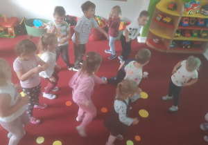 Dzieci uczestniczą w zabawie ruchowej