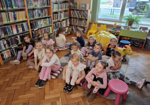 Dzieci słuchają instrukcji bibliotekarki
