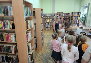 Grupa dzieci zwiedza bibliotekę rejonową