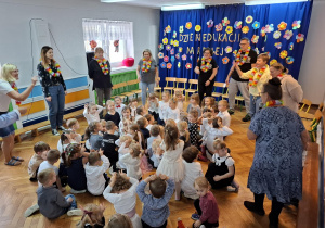 Dzieci wspólnie z pracownikami bawią się w "Stary niedźwiedź mocno śpi"