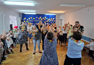 Pracownicy przedszkola i dzieci śpiewają piosenkę z pokazywaniem "Budujemy wieżę"