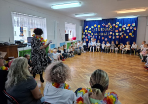 Dzieci słuchają przemówienie dyrekcji
